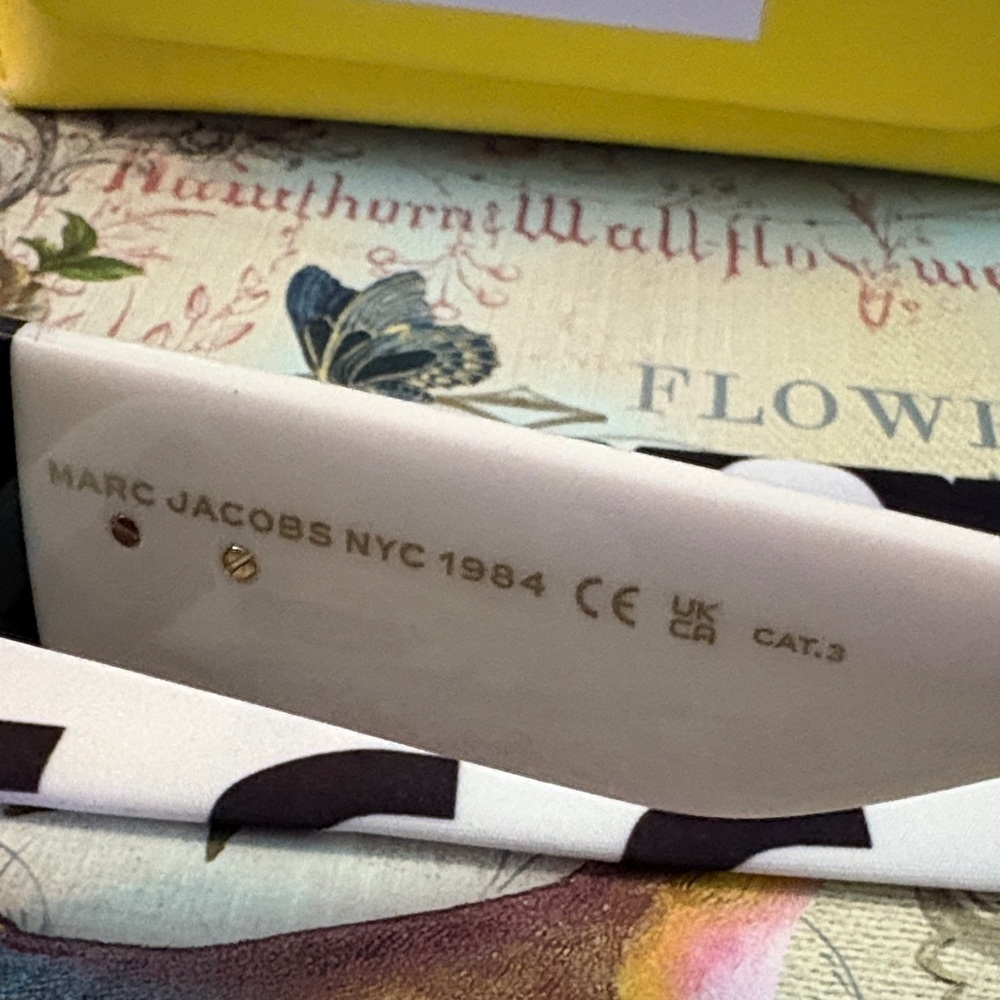 Marc Jacobs Black & White Sunglasses with Large Side Insignia and Yellow Case - Picture 5 of 6